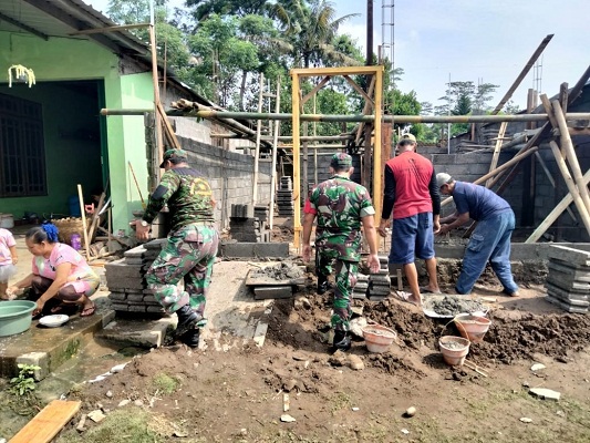 Koramil Mojosongo Bersama Warga Menggelar Karya Bakti Bedah Rumah