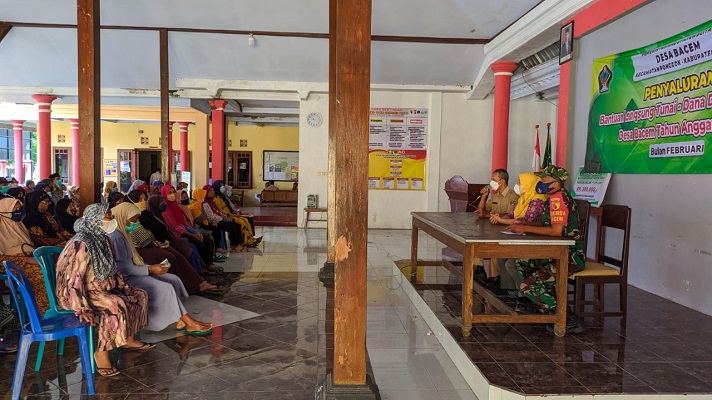 Pastikan Aman dan Tepat Sasaran, Babinsa Ponggok Dampingi Penyaluran BLT DD