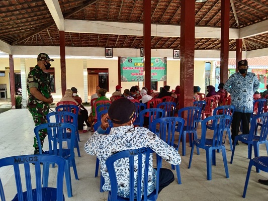 Pastikan Berjalan Lancar dan Aman, Babinsa Koramil Tipe B 0808/12 Wlingi Mendampingi Penyaluran BLT DD