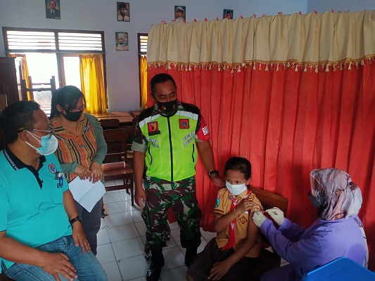 Pastikan Berjalan dengan Lancar, Babinsa Gandusari Mendampingi Kegiatan Vaksinasi Anak