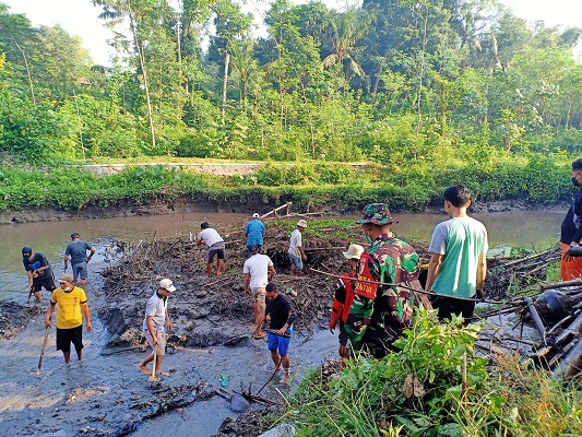 Peduli Kebersihan Sungai, Babinsa Koramil Tipe B 0808/01 Sukorejo dan Warga Menggelar Kerja Bakti Bersama