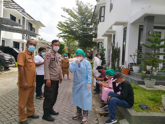 Polsek Medan Tuntungan Bersama 3 Pilar Lakukan 3T Terhadap Korban Terpapar Covid-19