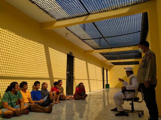 Polsek Tuntungan Beri Bimbingan Rohani Bagi Tahanan Agama Muslim