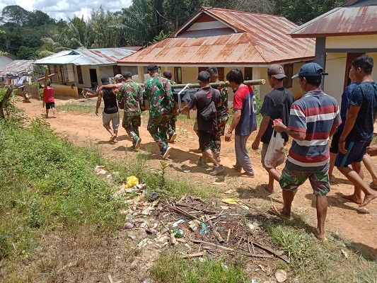 Ringankan Beban Duka Warga Anggota Satgas Yonif 144/JY Membantu Pemakaman