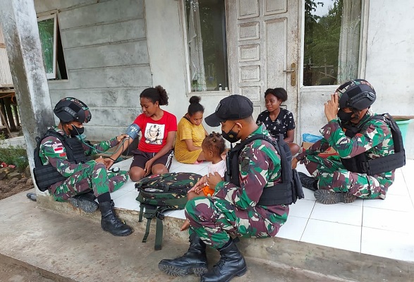 Sambangi Rumah ke Rumah, Satgas Pamtas RI-PNG Yonif 711/Raksatama Laksanakan Komsos dan Pengobatan Gratis
