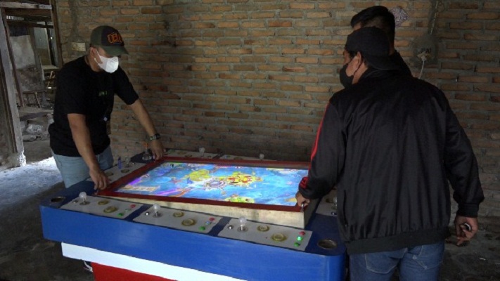 Sat Res Narkoba Polrestabes Medan kembali Gerebek Kampung Narkoba, 7 Pengguna Ditangkap dan Puluhan Mesin Judi Disita
