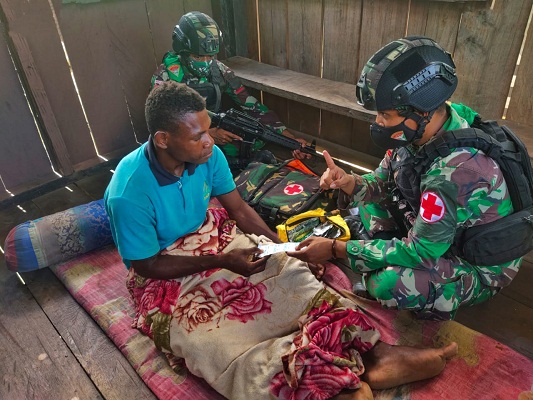 Satgas Kodim Yalimo Yonif RK 751/VJS Melayani Masyarakat dalam Bidang Kesehatan