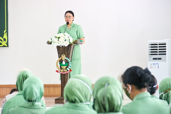 Ketua Persit KCK Daerah XII/Tpr Tatap Muka dengan Persit KCK Ranting 3 Yonif 641