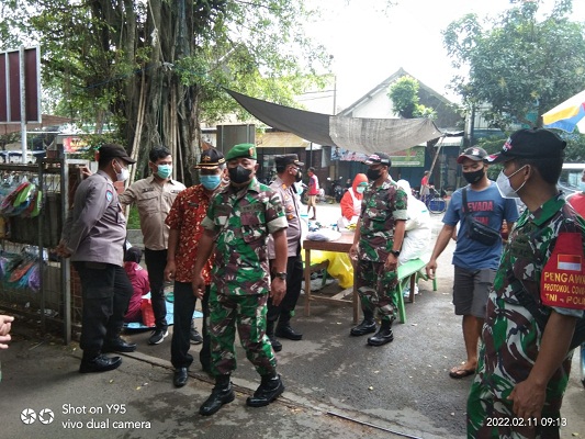 Susuri Pasar Gawok, Anggota Koramil 07 Gatak Mengajak Warga untuk Tetap Disiplin Prokes