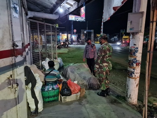 Tak Lelah Memberikan Himbauan Prokes, Babinsa Bersama Bhabinkamtibmas Pergencar Patroli