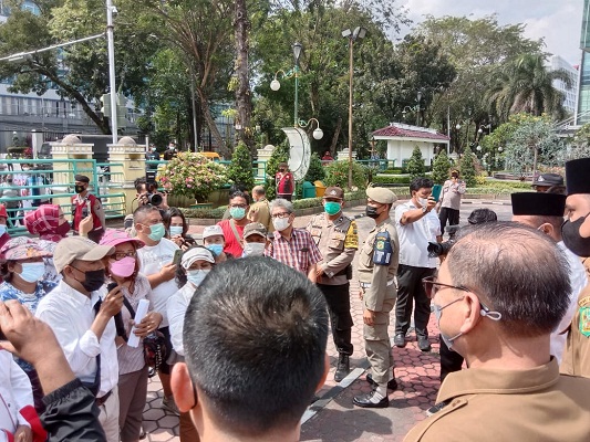 Tak Mampu Benahi Pasar, Ratusan Pedagang Minta Suwarno Dicopot dari Dirut PUD Pasar