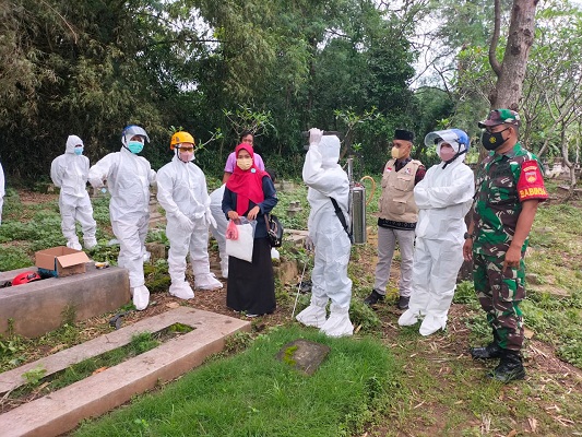 Wujud Kepedulian Wilayah Babinsa Mendampingi Pemakaman Warga yang Terpapar Covid-19
