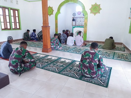 Anggota Satgas Pamtas RI-PNG Yonif 711/Raksatama Memberikan Bantuan Berupa Al-quran