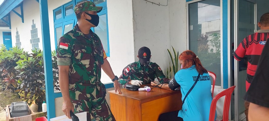 Anggota Satgas Yonif 144/JY Beserta Nakes Puskesmas Melaksanakan Vaksinasi Covid-19 Booster