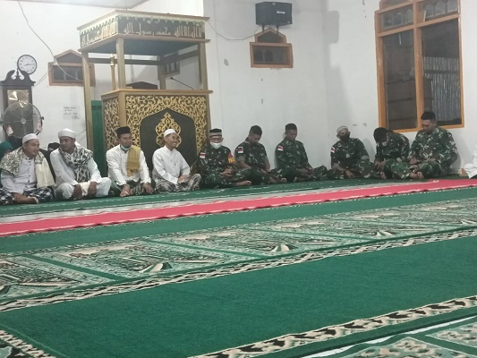 Anggota Satgas Yonif 144/JY Menghadiri Acara Isra Mi'raj Nabi Muhammad Saw 1443 H