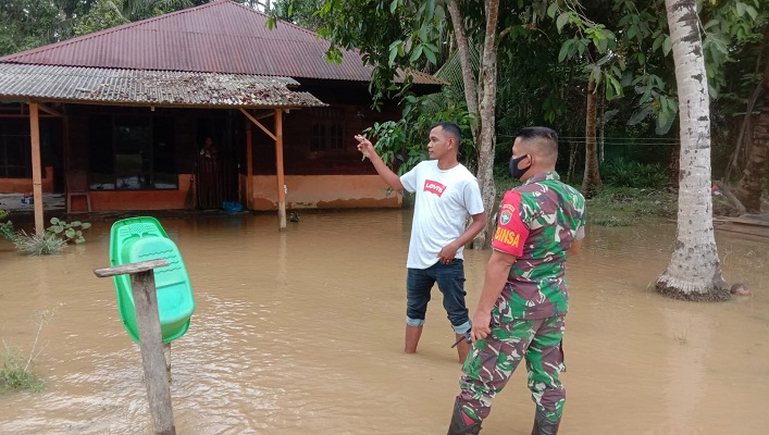 Babinsa 17/Idt Memantau Wilayah Binaan Pasca Banjir Menerjang