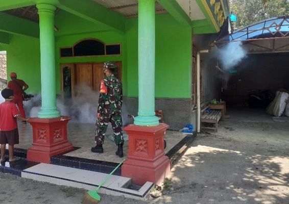 Babinsa Demangan Bersinergi Melaksanakan Fogging di Dukuh Tlogo