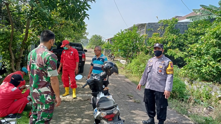 Babinsa Plumbungan Mendampingi Pelaksanaan Fogging dalam Pencegahan DBD