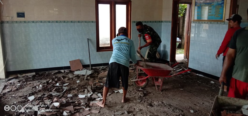 Babinsa Saradan Membantu Pemasangan Granit di Masjid Al Amin