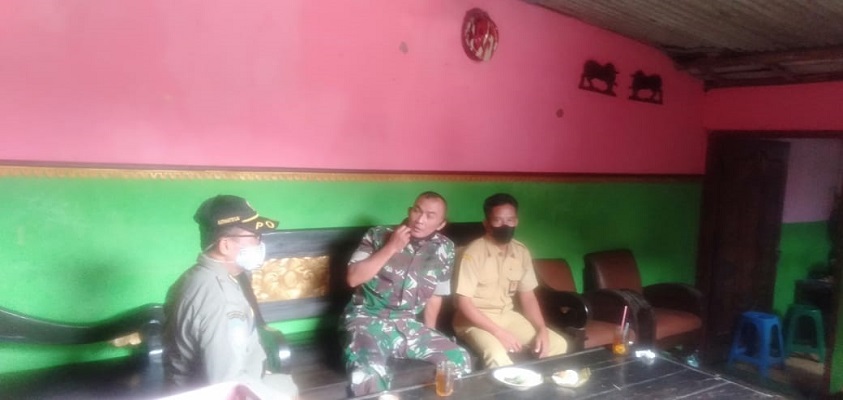 Babinsa Taraman Komsos dengan Kasi Trantib Sidoharjo