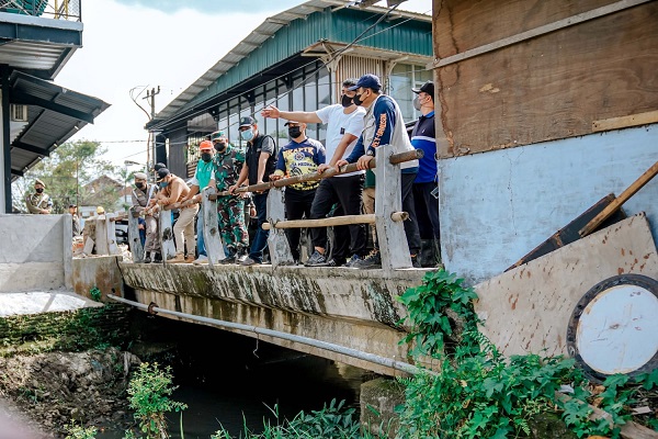 Bobby Nasution Memimpin Gotong Royong Membersihkan Sungai dan Cari Akar Permasalahan dari Banjir