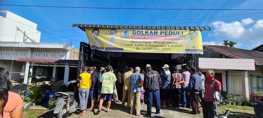 DPD II Partai Golkar Kabupaten Dairi Menggelar Operasi Pasar Murah Minyak Goreng