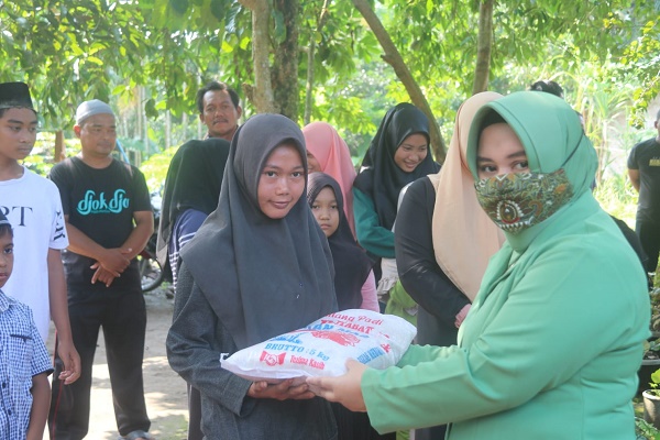 Dalam Rangka Peringati HUT ke-76 Persit KCK, Yonif Raider 100/PS Menggelar Baksos