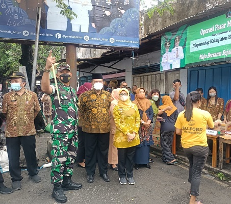 Dampingi Bupati Blitar Operasi Pasar, Dandim 0808/Blitar Mengingatkan Masyarakat Tak Usah Khawatir