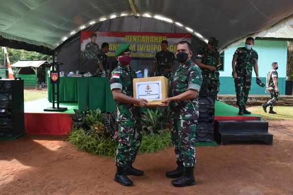 Danrem 174/ATW Mendampingi Pangdam IV/Diponegoro Meninjau Pos Satgas Pamtas RI-PNG Yonif 410/Alugoro