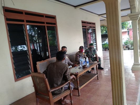 Jalin Kekompakan dan Kebersamaan, Babinsa Srengat Laksanakan Komsos Bersama Warga Binaannya