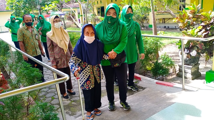 Jelang HUT Persit ke-76, Persit KCK Cabang XXII Dim 0808/Blitar, Baksos ke Panti Jompo