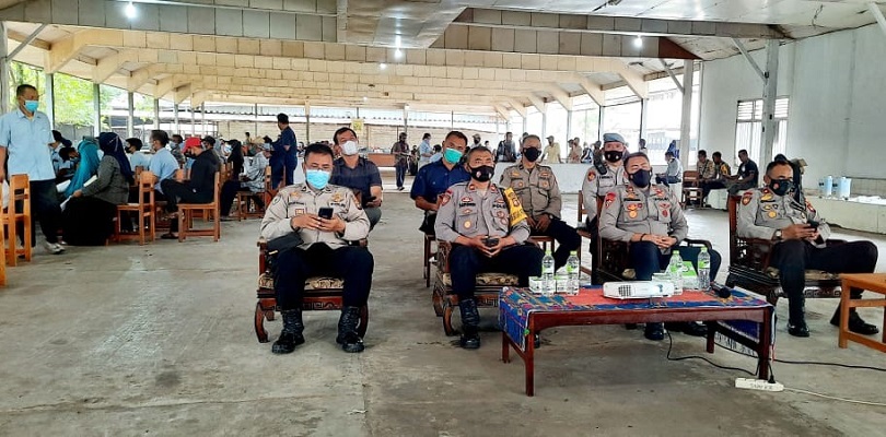 Kabagops Polres Kubu Raya Menghadiri Zoom Meeting Vaksinasi Serentak