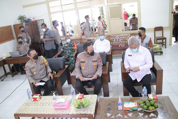 Kapolda Kalbar Menghadiri Pelaksanaan Vaksinasi Serentak Seluruh Indonesia di SD Bruder Dahlia
