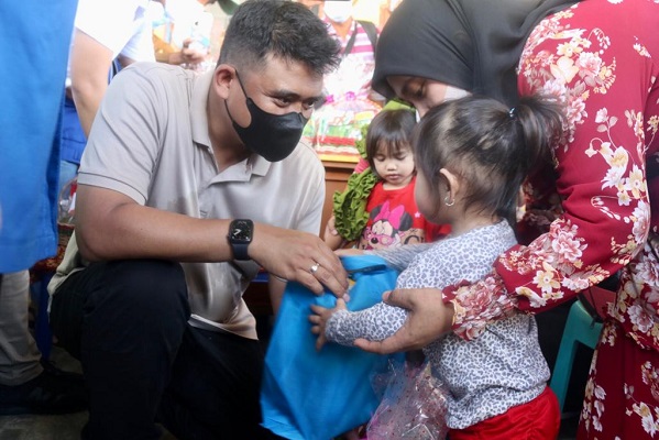 Ketika Bobby Nasution Memberikan Solusi kepada Seorang Ibu di Posyandu Mangga Medan Denai