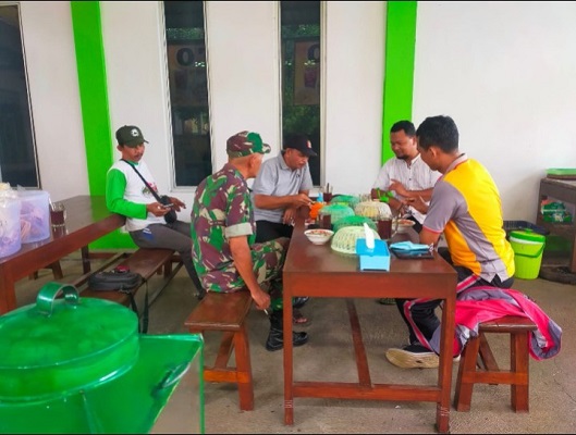 Pererat silaturahmi dengan Warga Binaan, Babinsa Karangpelem Melaksanakan Komsos