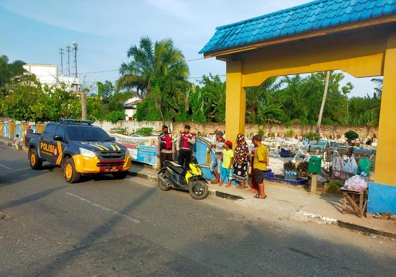Polres Tebing Tinggi Melakukan Pengamanan Terhadap Peziarah di TPU