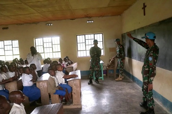 Satgas Indo RDB XXXIX-D Kompi Bravo Ajarkan Siswa/i Bernyanyi dalam Pengenalan Kesenian