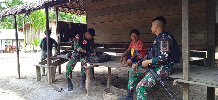 Satgas Yonif 126/KC Komsos dengan Warga Perbatasan