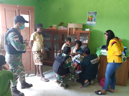 Satgas Yonif 126/KC Membantu Berikan Imunisasi Balita Perbatasan