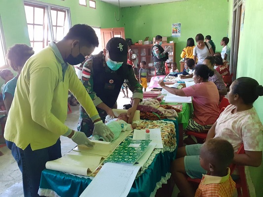 Satgas Yonif 126/KC Membantu Berikan Imunisasi Balita Perbatasan