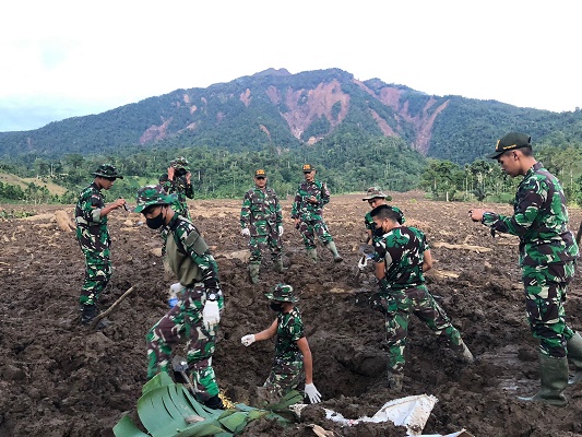 Tim Siaga Bencana Yonif 131/Brs Menemukan 1 Mayat