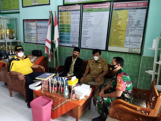 Tingkatkan Kerja Sama di Wilayah Binaan, Babinsa Ponggok Melaksanakan Komsos dengan Perangkat Desa