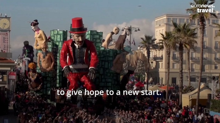 Beruang Kutub Mengambang dan Astronot Membintangi Para Karnaval Viareggio