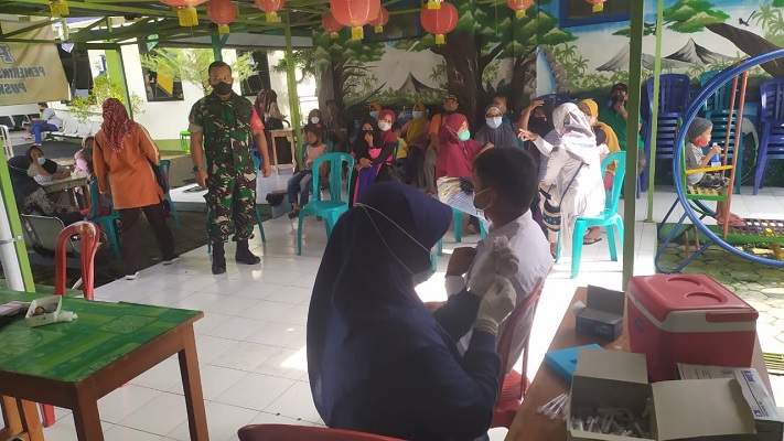 Anggota Koramil 16/Miri Pantau Vaksin Booster di Wilayah
