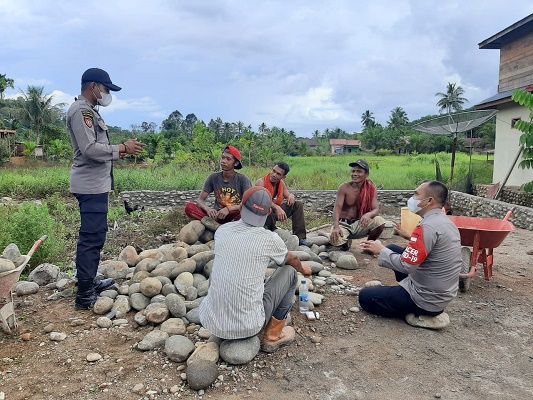 Wujudkan Kamtibmas Kondusif, Bhabinkamtibmas Duet dengan Bintara Noken Papua Turun ke Pelosok Desa