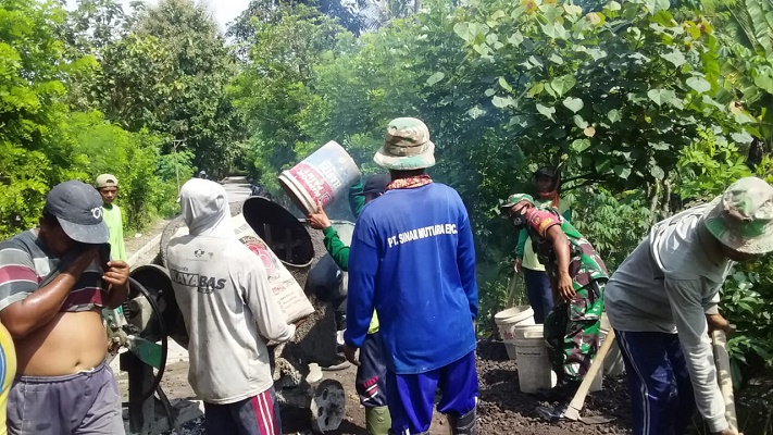 Babinsa Berikan Motivasi Warga Repaking Gotong Royong Melaksanakan Betonisasi