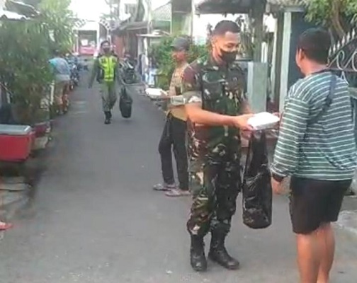 Babinsa Kelurahan Joyotakan Bagikan Takjil Gratis kepada Warga Binaanya di Jumat Berkah