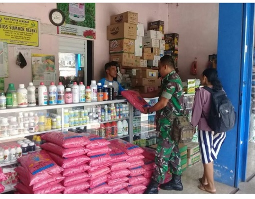 Babinsa Sumber Agung Mengecek Ketersediaan atas Pupuk