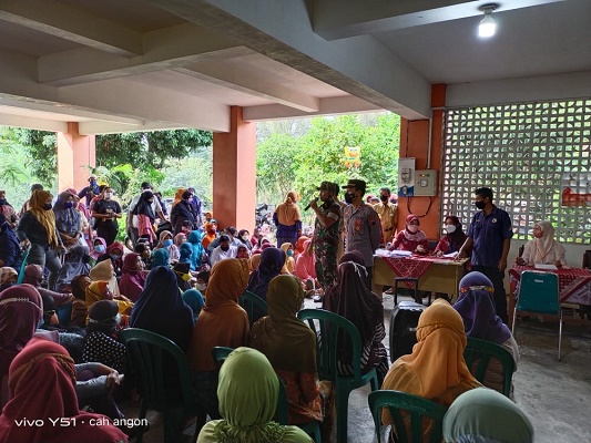 Babinsa Wonokerso Memonitoring dan Pengamanan dalam Penyaluran BLT Minyak buat Warga