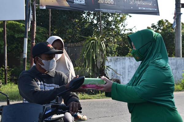 Berbagi di Bulan Suci, Persit Kodim Sragen dengan Persit Yonif 408/SBH Kompak Membagikan Takjil